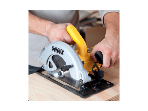 Пила дисковая DeWALT DWE560-QS