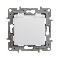 Розетка 2К+З IP 44 с откидной крышкой и шторками автоматические зажимы 16А 250 В Legrand Etika белый